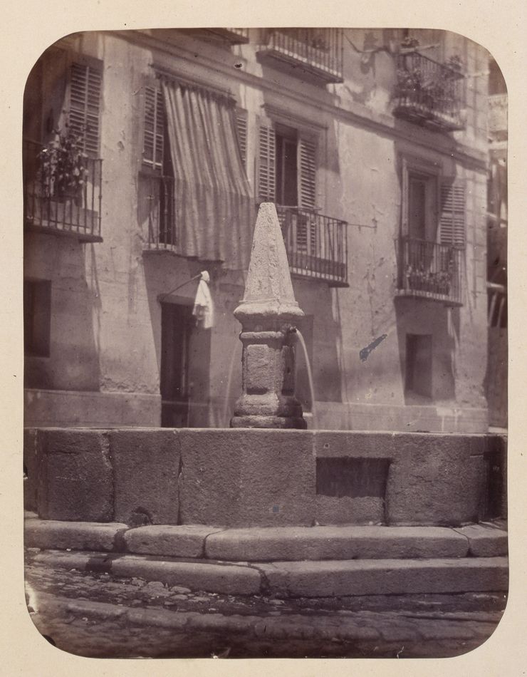 1864, Fuente vecinal en la Calle de Embajadores.jpg